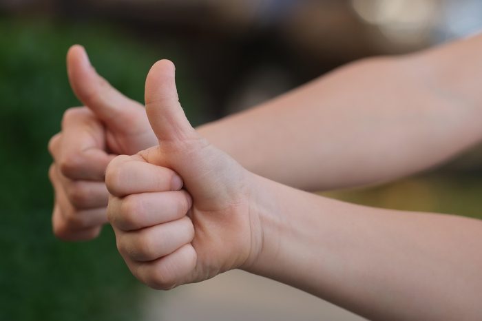 稱讚別人卻寫成 Complement？別讓一個字母毀了你的專業！10 秒鐘記住「讚美」與「補充」的終極差異
